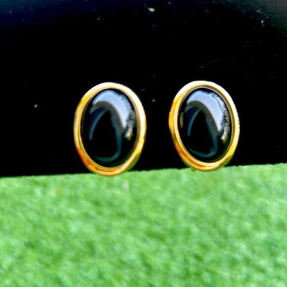 Trifari oval black stine earrings - Picture 1 of 2